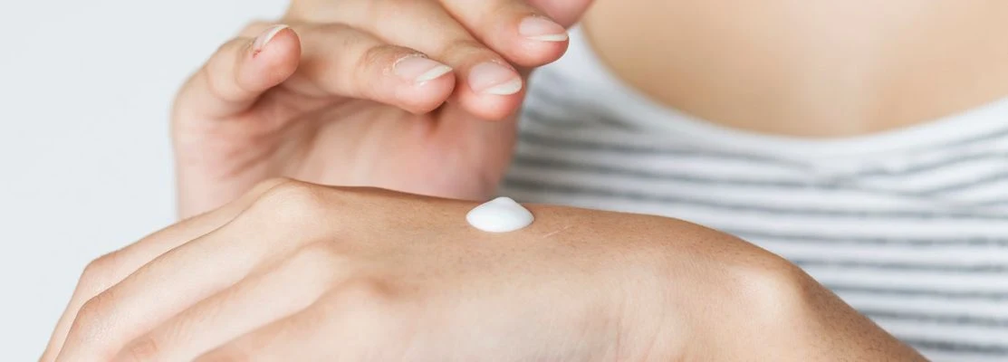 Application d’une crème sur la peau